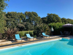 Longère Bretonne avec piscine chauffée à 20 minutes de la mer